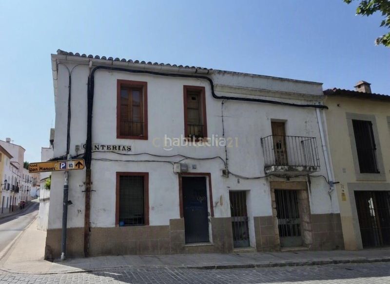 Foto 004e588e-5ee4-4f1e-b718-1f57c24a1800. Casa en pl. de las canterías edificio singular en esquina de 514 m con patio y garaje. ideal para hotel boutique o apartamentos turísticos. en Cáceres