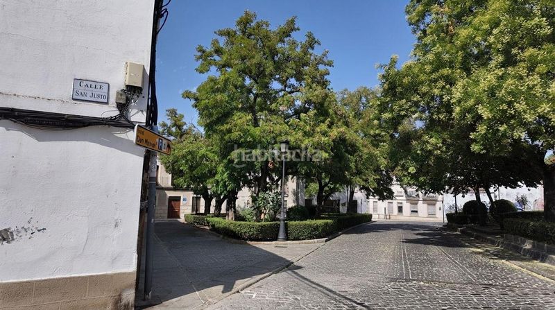 Foto f2f93244-d438-45d7-858b-67d03f3f3804. Casa en pl. de las canterías edificio singular en esquina de 514 m con patio y garaje. ideal para hotel boutique o apartamentos turísticos. en Cáceres