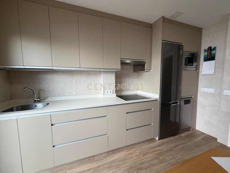 Foto 0764f6a7-df44-4bfc-be6a-c0857645e21b. Alquiler apartamento se alquila piso bajo a estrenar con gran patio privado a 10 min de cáceres domótica y climalit en Malpartida de Cáceres