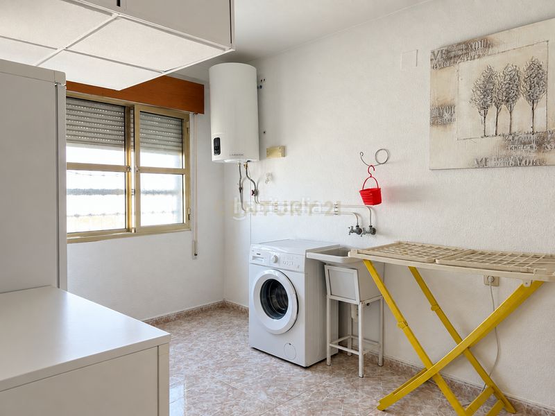 Foto b04d31fd-b7af-4087-9960-2d19f89eb577. Casa adossada a calle juan de sande a Torrequemada