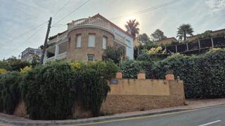 Chalet  Carrer de varsòvia 48. Impresionante chalet en pals