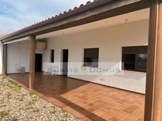 Casa a Carretera valcabado 6. Finca con piscina y refugio en roales