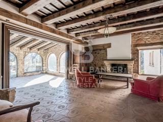 Casa a Carrer del bell racó, 2-8 2-8. Histórica masia restaurada