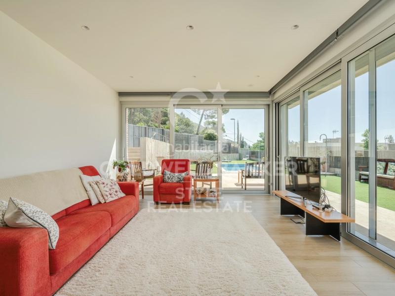 Foto f8c399a1-8a12-454e-baf0-a1126294d76d. Haus mit heizung parking pool in Matadepera