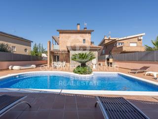 Casa in Carrer llentiscle, 11-1 11-1. Excepcional con piscina