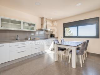 Casa  N/a. Casa en venta con vistas espectaculares en matadepera