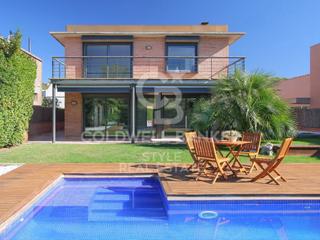 Casa  N/a. Residencia familiar con amplios espacios, zona exterior ajardina