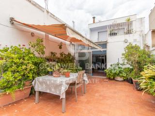 Maison  N/a. Casa de tres plantas en sant pere nord