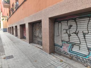 Geschäftsraum in El Camp de l´Arpa del Clot. Local cantoner molt lluminós al carrer degà bahí