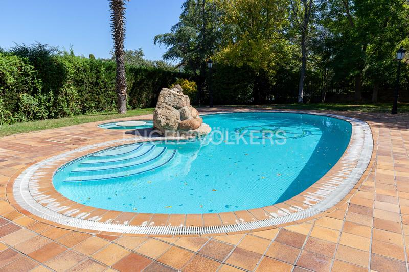 Foto 0087bb2b-a030-47ec-8e0c-4f9b5c7986a1. Casa con riscaldamento parcheggio in Pueblo Pozuelo de Alarcón