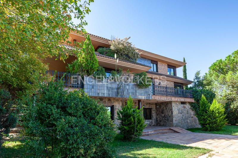 Foto 8dee6fb0-ea99-48b3-a232-9f61b2bd70bf. Casa con riscaldamento parcheggio in Pueblo Pozuelo de Alarcón