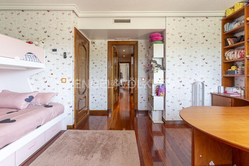 Foto b46b8195-f54d-49df-b2d2-1d42e9dc2501. Casa con riscaldamento parcheggio in Pueblo Pozuelo de Alarcón