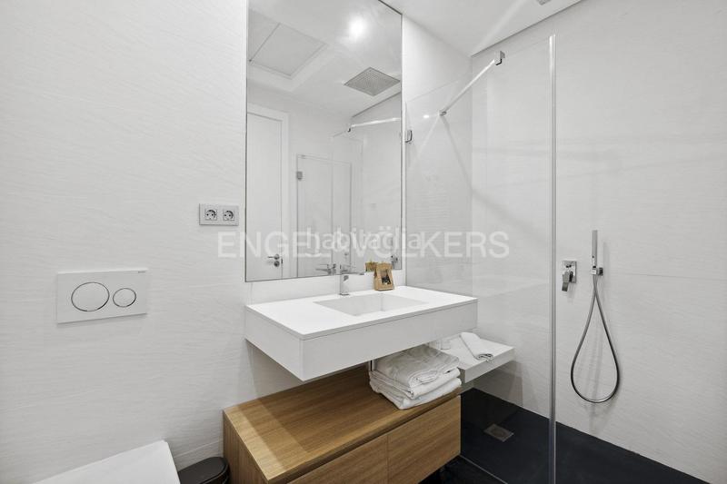 Foto 10cdf37e-7736-49cd-bb88-cee47c0f19a9. Rent apartment with heating in Universidad-Malasaña Madrid