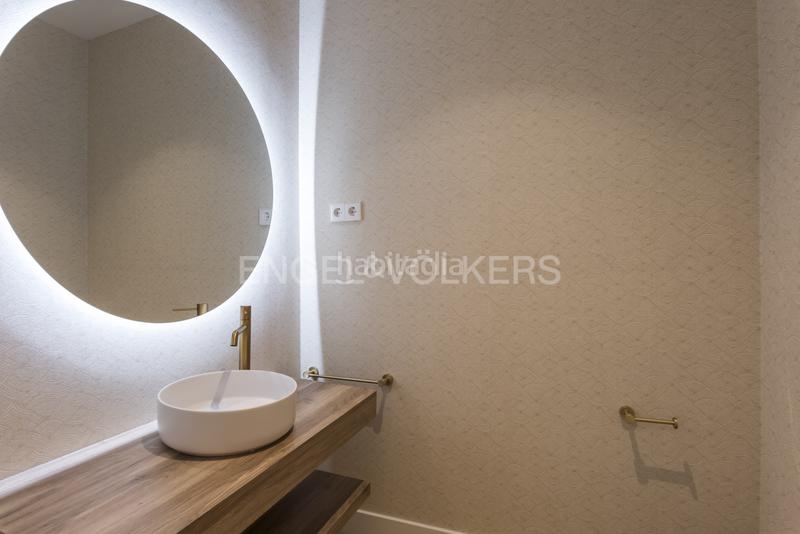 Foto 55db0394-ebeb-4d9e-b440-422facf141fe. Apartamento luminoso piso con reforma de lujo en Almagro en Madrid
