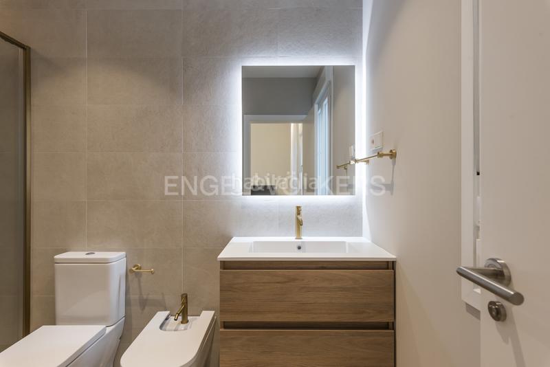 Foto 8caa7be9-e544-44c5-90f0-bdfee42f5617. Apartamento luminoso piso con reforma de lujo en Almagro en Madrid