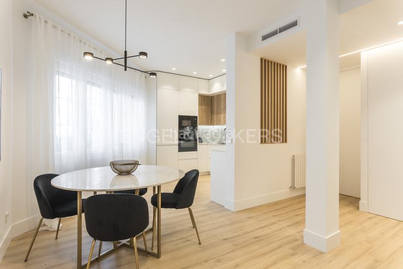 Foto e241c2e7-86cf-4d09-baac-14b57b29abe9. Apartamento luminoso piso con reforma de lujo en Almagro en Madrid