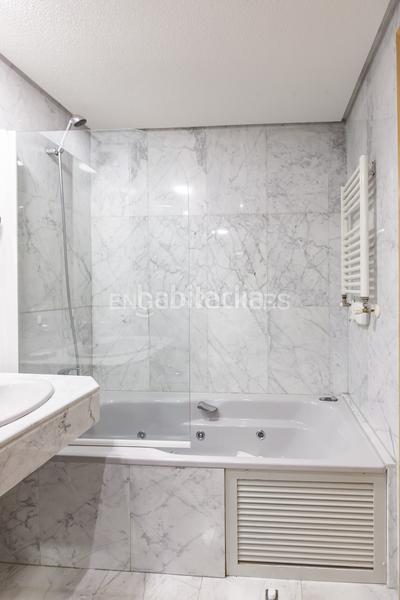 Foto c5ab4c8a-2d38-45a1-ab0a-9fd7deb3edb2. Lloguer apartament amb calefacció aparcament piscina a Madrid