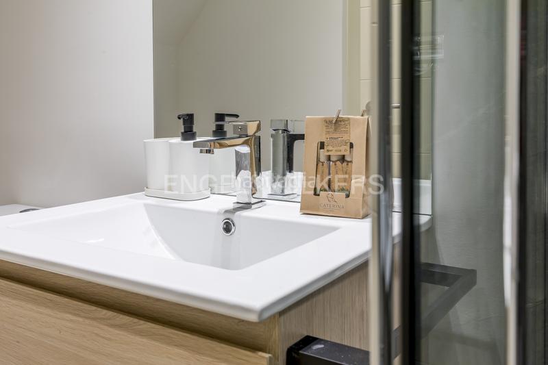 Foto b937b96c-8fc6-43fc-b7b5-ee2da7e278bb. Alquiler apartamento encantador apartamento de 2 habitaciones con terraza en Madrid