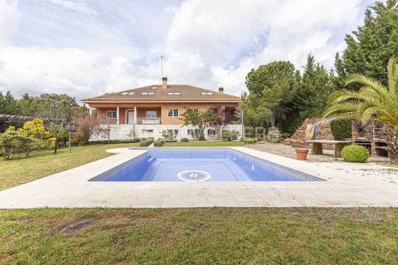 Foto 87e4893c-62c3-4d59-9202-c8757bf398d4. Casa chalet de lujo con piscinas interior y exterior en los arroyos en Escorial (El)