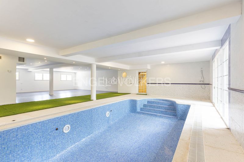 Foto b5ccbf02-5472-4195-a48b-e67c63131002. Casa chalet de lujo con piscinas interior y exterior en los arroyos en Escorial (El)
