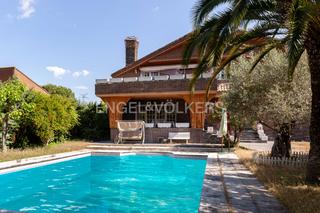 Casa  Calle playa de formentor. Espléndida villa en bonanza. boadilla.