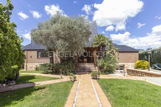 Casa a La Chopera. Chalet en urbanización privada en las rozas