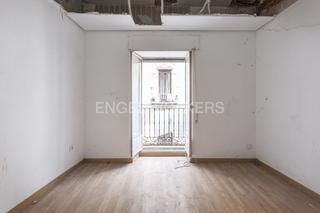 Apartament a Cortes-Huertas. Luminosa vivienda para reforma integral en cortes