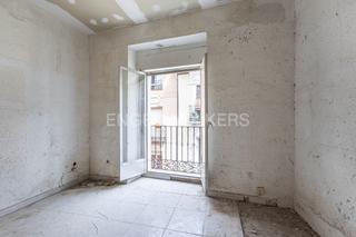 Apartament a Cortes-Huertas. Luminosa vivienda para reforma integral en cortes