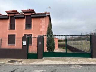 Casa adossada a Otero de Herreros. Chalet pareado con vistas a la sierra de guadarrama.