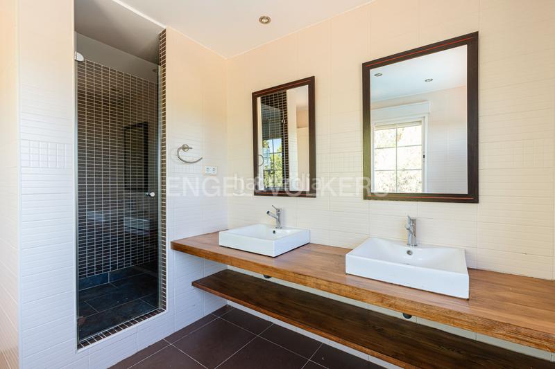 Foto 1ae9a2fe-9583-4ded-b1e3-9e1f10386e9a. Casa amb calefacció aparcament piscina a Cerro Alarcón Valdemorillo