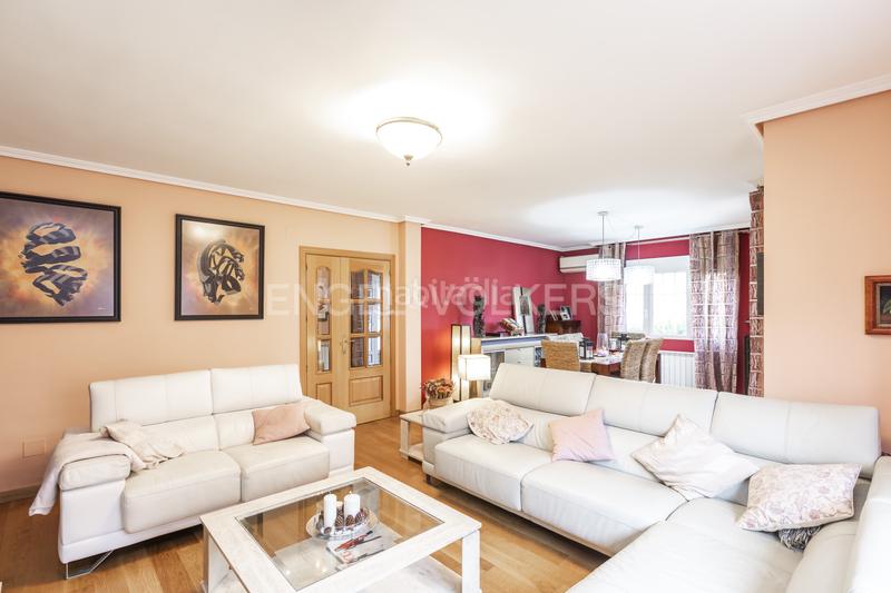 Foto 4e18fb1b-38f3-45be-81f0-5ab5f7ac4137. Casa adosada excelente casa pareada en Griñón