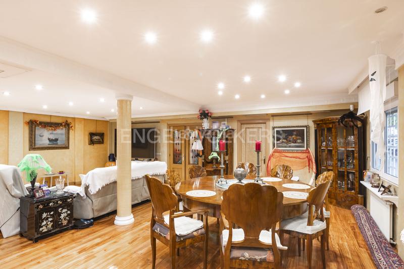 Foto 1bcb92fe-9c48-4d93-972f-5979bdc84534. Casa adosada chalet en quinta de los molinos en Salvador Madrid