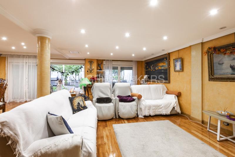 Foto 7da24cc4-ede9-477b-ad04-b427c4cef440. Casa adosada chalet en quinta de los molinos en Salvador Madrid