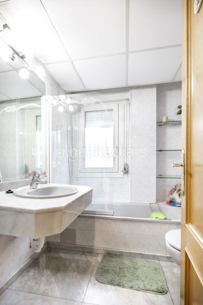 Foto 9102982b-c2f7-4c5b-b2f6-dbaf85d5135e. Casa adosada chalet en quinta de los molinos en Salvador Madrid