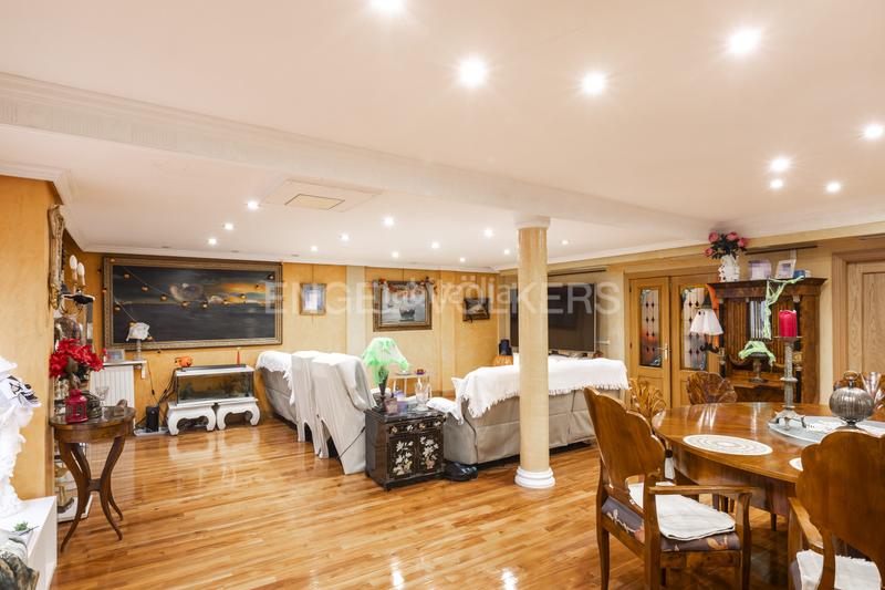 Foto 94973d3f-674b-4fca-bb83-e65687fb7a6c. Casa adosada chalet en quinta de los molinos en Salvador Madrid