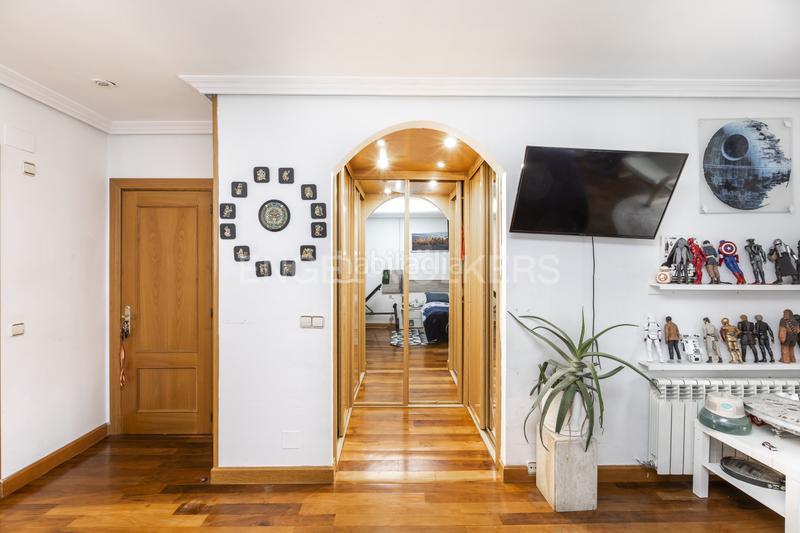 Foto bdf05d5f-f3f9-406d-bf2a-3e337c53fa99. Casa adosada chalet en quinta de los molinos en Salvador Madrid