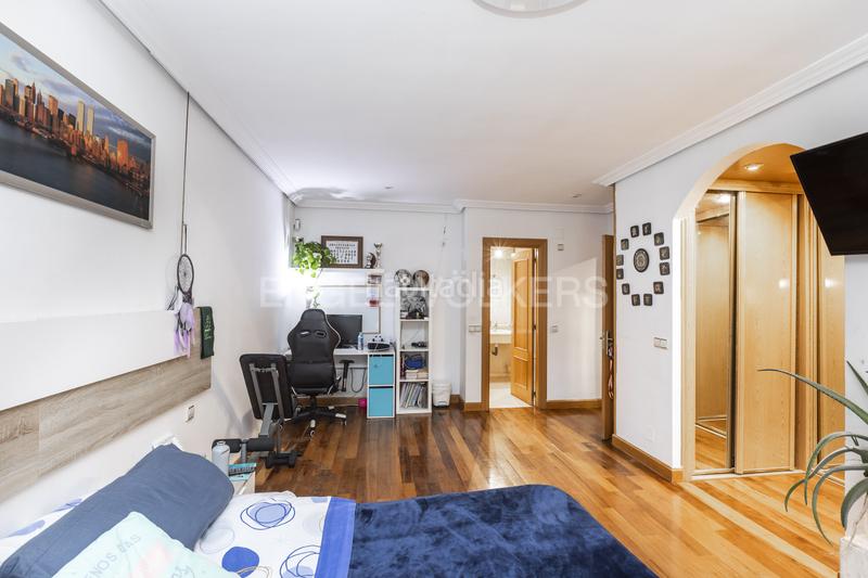 Foto f96ac2a5-ecc8-4bf2-b2c2-f4b948baf687. Casa adosada chalet en quinta de los molinos en Salvador Madrid