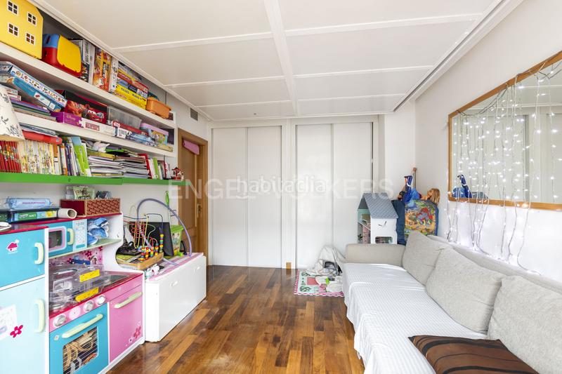 Foto fd4cdf4a-36f9-4969-a286-b9e3ddbf2658. Casa adosada chalet en quinta de los molinos en Salvador Madrid