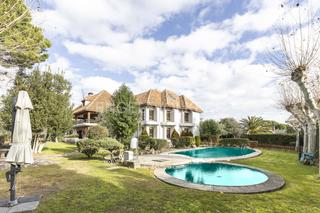 Haus in Somosaguas. Chalet con encanto en urbanización privada de somosaguas