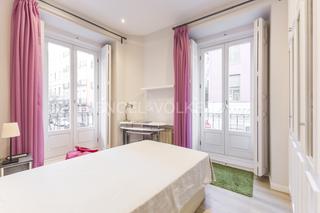 Apartamento en Universidad-Malasaña. Piso reformado con 5 balcones