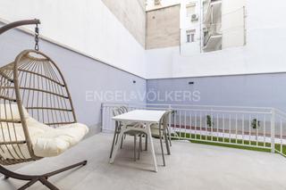 Lloguer Apartament  Calle de teruel. Encantador y luminoso bajo de dos dormitorios con patio en calle
