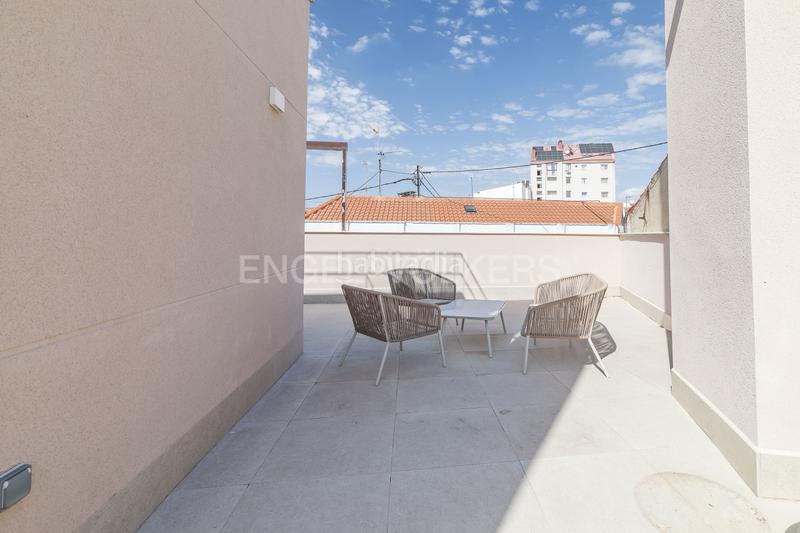 Foto 11f36ceb-1186-4c3f-9b2a-9b8734a70d5b. Alquiler apartamento luminoso estudio con amplia terraza en calle limonero en alquiler en Madrid