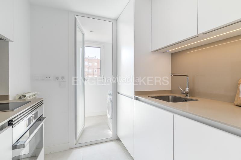 Foto 7db414e6-e9bb-4695-9e90-f98e545fa6e9. Alquiler apartamento luminoso estudio con amplia terraza en calle limonero en alquiler en Madrid