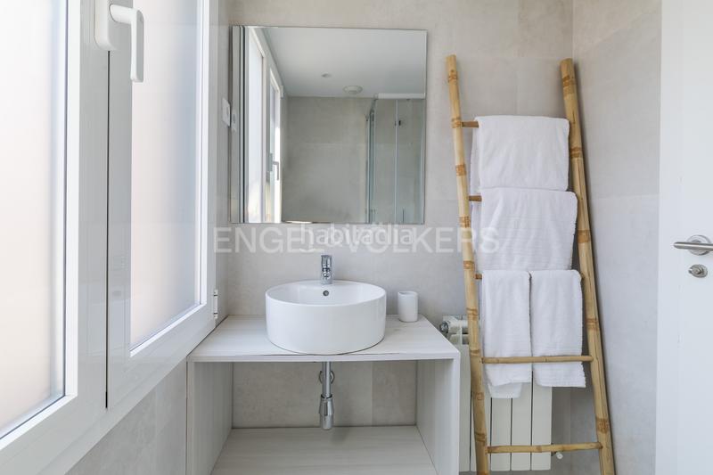 Foto 8fac9924-d976-4ee2-ad4d-a94b90d4181b. Alquiler apartamento luminoso estudio con amplia terraza en calle limonero en alquiler en Madrid