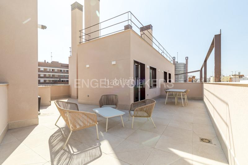 Foto af6d5c35-3ee9-4276-86aa-296877ed9502. Alquiler apartamento luminoso estudio con amplia terraza en calle limonero en alquiler en Madrid