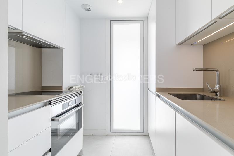 Foto c9027bc0-0241-4595-8483-834379aaae20. Alquiler apartamento luminoso estudio con amplia terraza en calle limonero en alquiler en Madrid