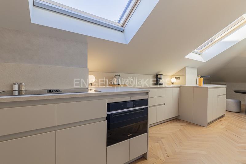 Foto 5ea6d6c1-c03c-4cac-94d3-717bb5936651. Alquiler apartamento impresionante ático con luz natural en plaza españa en Madrid