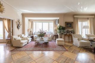 Apartamento  Calle de covarrubias. Espectacular propiedad con garajes junto a la plaza de chamberí