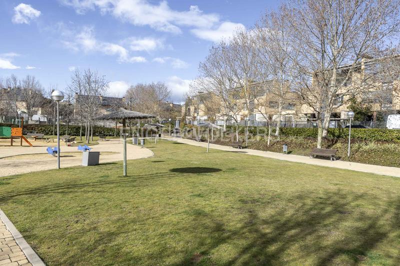 Foto 0a1722d9-970a-4bc7-b81a-4aea935e4688. Attico con riscaldamento parcheggio piscina in Encinar de los Reyes La Moraleja