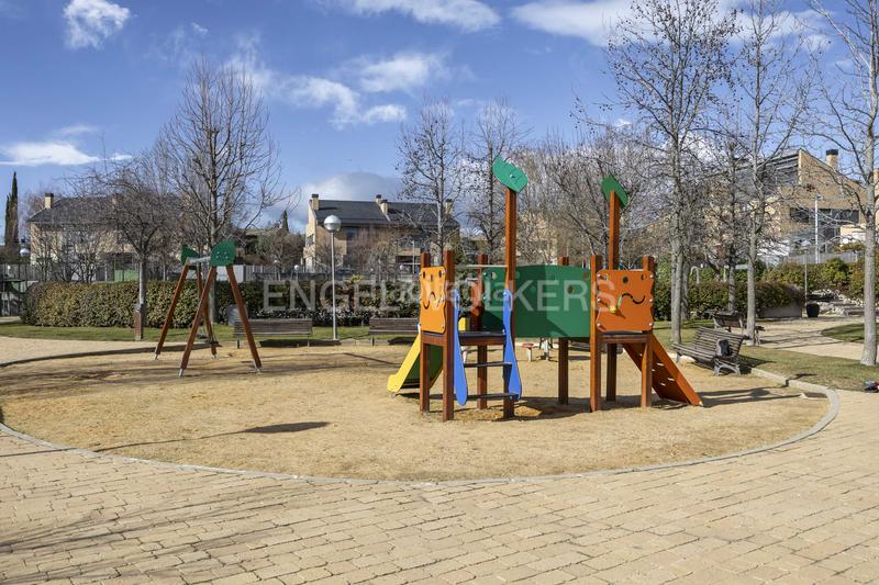 Foto 150a75f9-89e5-4254-a85c-af2252219ded. Attico con riscaldamento parcheggio piscina in Encinar de los Reyes La Moraleja